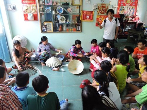 Các em được đi thăm Làng nghề làm nón lá tại An Nhơn. Ảnh: Hồng Vũ